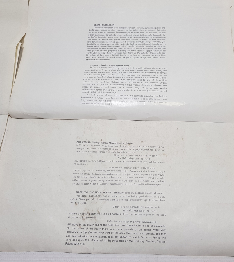 TOPKAPI SARAYI'NDA BULUNAN ESERLERİN KUŞEKAĞIDA BASILMIŞ ARKALARINDA AÇIKLAMALARI BULUNAN PANOLARI