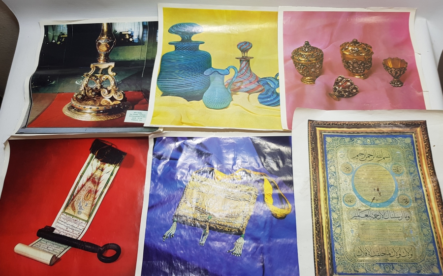 TOPKAPI SARAYI'NDA BULUNAN ESERLERİN KUŞEKAĞIDA BASILMIŞ ARKALARINDA AÇIKLAMALARI BULUNAN PANOLARI