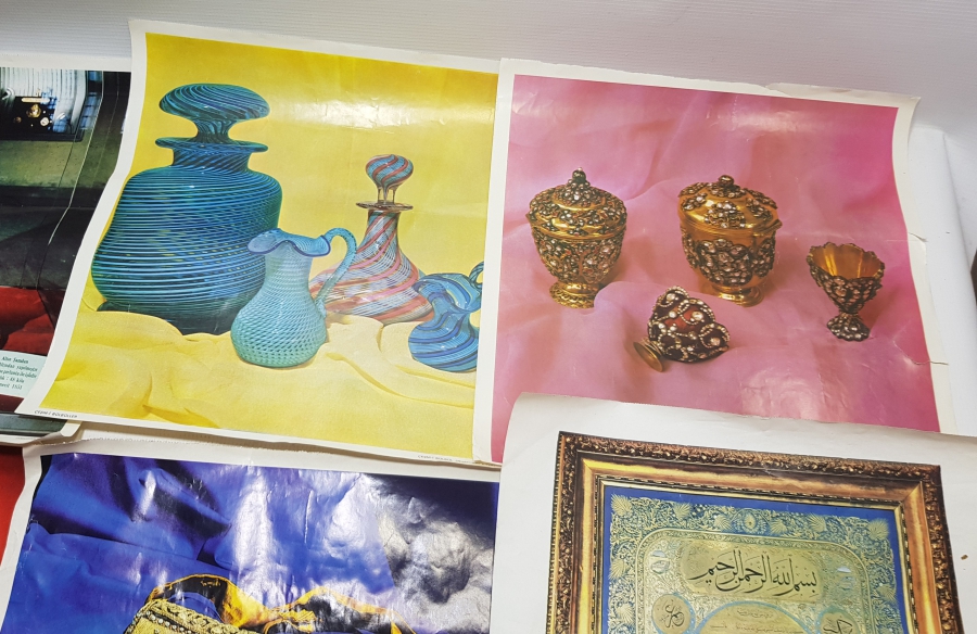 TOPKAPI SARAYI'NDA BULUNAN ESERLERİN KUŞEKAĞIDA BASILMIŞ ARKALARINDA AÇIKLAMALARI BULUNAN PANOLARI