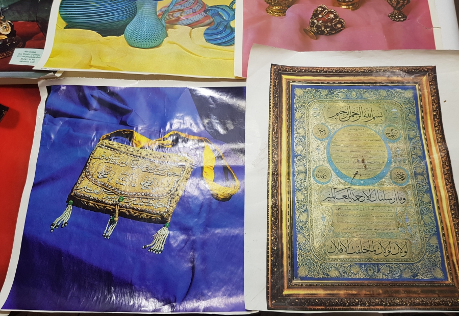 TOPKAPI SARAYI'NDA BULUNAN ESERLERİN KUŞEKAĞIDA BASILMIŞ ARKALARINDA AÇIKLAMALARI BULUNAN PANOLARI