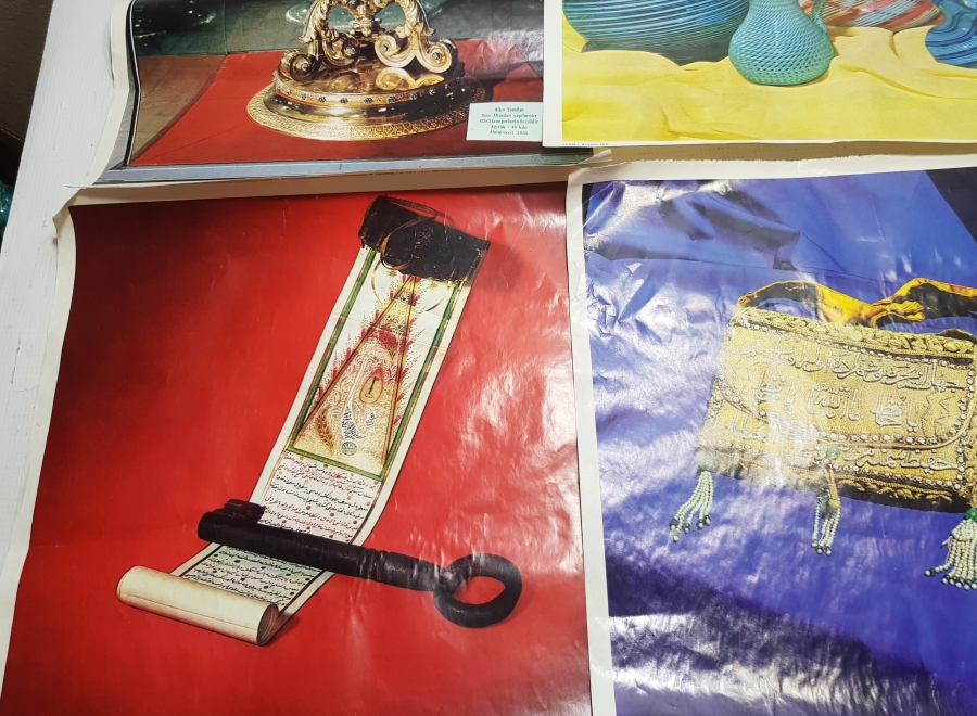 TOPKAPI SARAYI'NDA BULUNAN ESERLERİN KUŞEKAĞIDA BASILMIŞ ARKALARINDA AÇIKLAMALARI BULUNAN PANOLARI