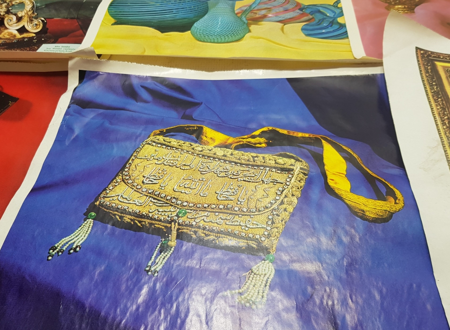 TOPKAPI SARAYI'NDA BULUNAN ESERLERİN KUŞEKAĞIDA BASILMIŞ ARKALARINDA AÇIKLAMALARI BULUNAN PANOLARI