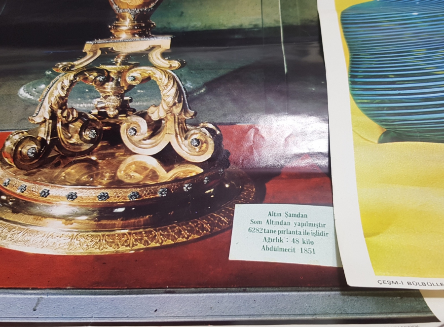 TOPKAPI SARAYI'NDA BULUNAN ESERLERİN KUŞEKAĞIDA BASILMIŞ ARKALARINDA AÇIKLAMALARI BULUNAN PANOLARI