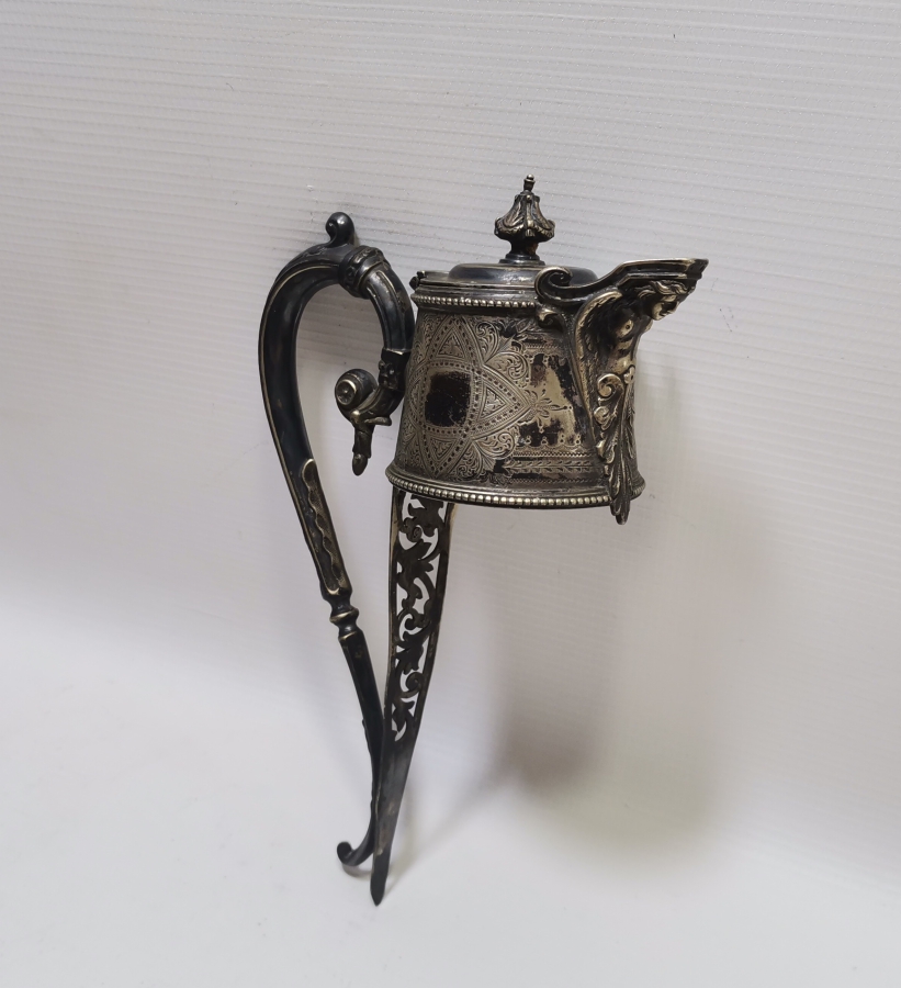 ÜZERİ MELEK FİGÜRLÜ KALEM VE KABARTMA İŞÇİLİKLİ GÜMÜŞ KAPLAMA ANTİKA FRANSIZ SÜRAHİ TUTMACI