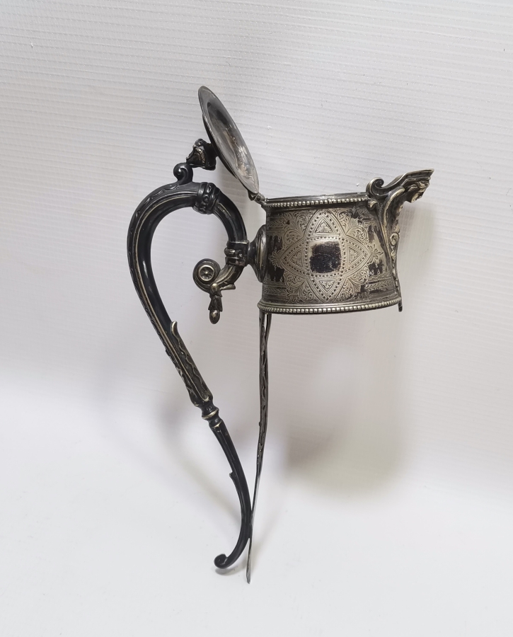 ÜZERİ MELEK FİGÜRLÜ KALEM VE KABARTMA İŞÇİLİKLİ GÜMÜŞ KAPLAMA ANTİKA FRANSIZ SÜRAHİ TUTMACI