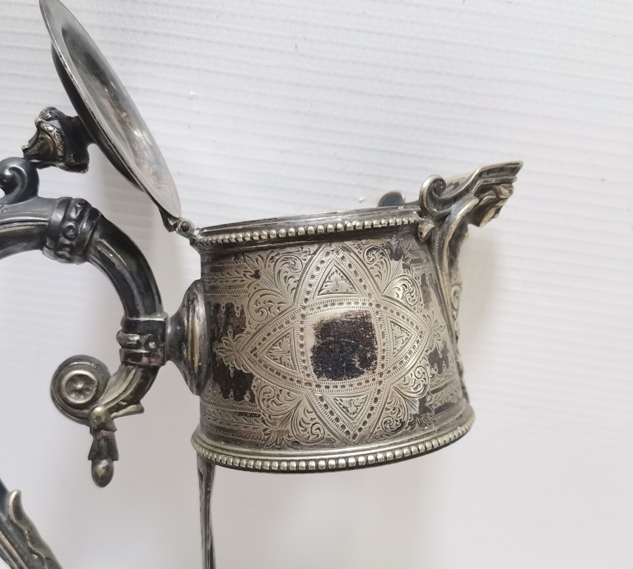 ÜZERİ MELEK FİGÜRLÜ KALEM VE KABARTMA İŞÇİLİKLİ GÜMÜŞ KAPLAMA ANTİKA FRANSIZ SÜRAHİ TUTMACI