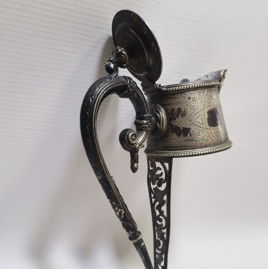 ÜZERİ MELEK FİGÜRLÜ KALEM VE KABARTMA İŞÇİLİKLİ GÜMÜŞ KAPLAMA ANTİKA FRANSIZ SÜRAHİ TUTMACI