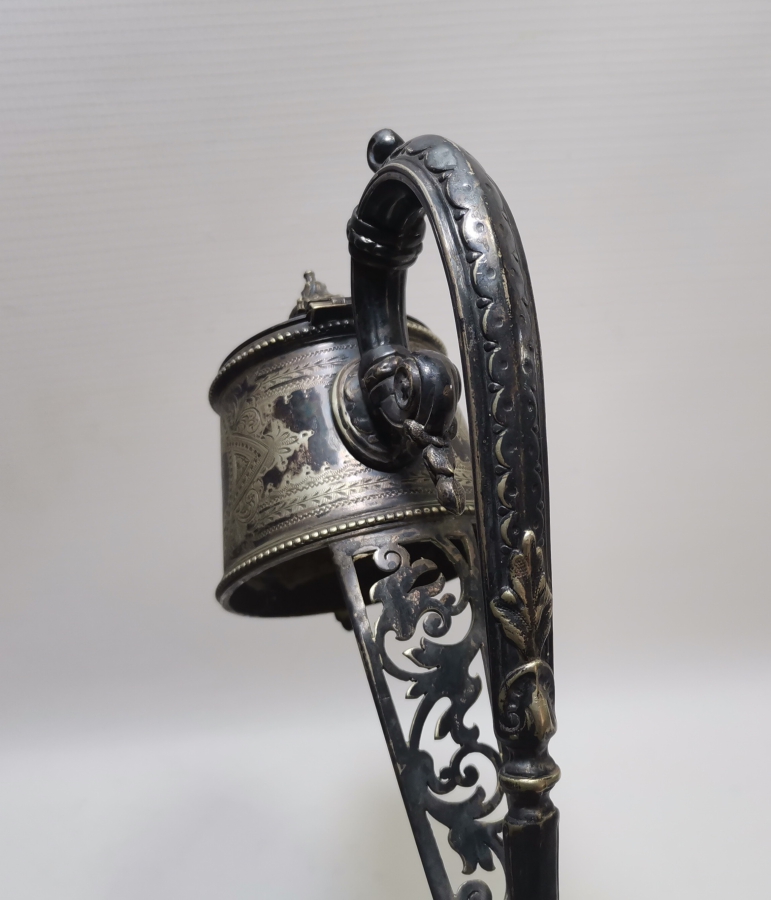 ÜZERİ MELEK FİGÜRLÜ KALEM VE KABARTMA İŞÇİLİKLİ GÜMÜŞ KAPLAMA ANTİKA FRANSIZ SÜRAHİ TUTMACI