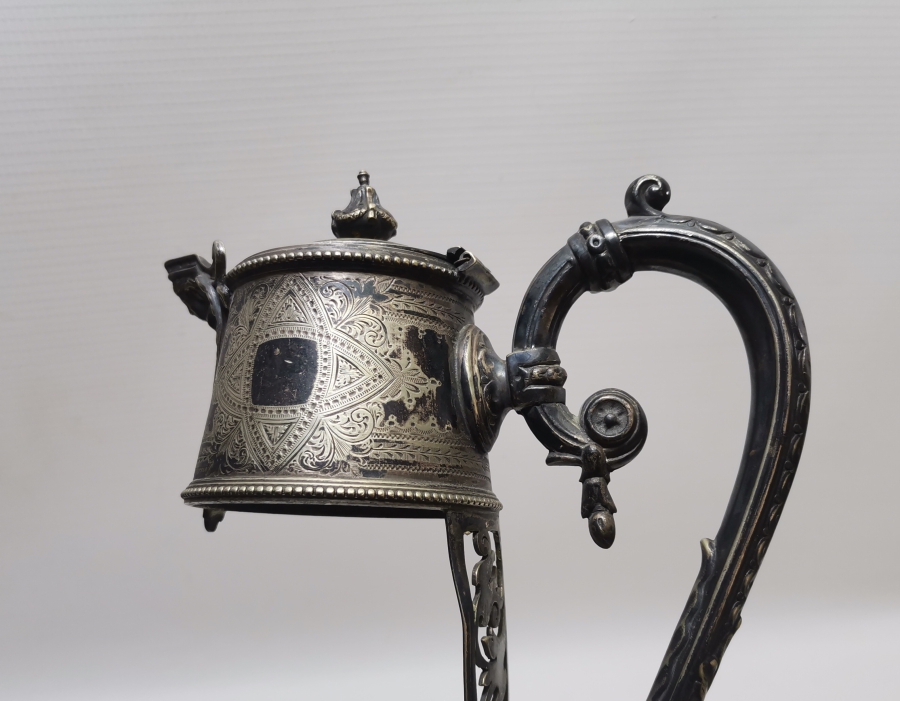 ÜZERİ MELEK FİGÜRLÜ KALEM VE KABARTMA İŞÇİLİKLİ GÜMÜŞ KAPLAMA ANTİKA FRANSIZ SÜRAHİ TUTMACI