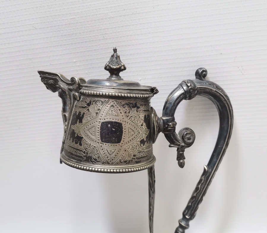 ÜZERİ MELEK FİGÜRLÜ KALEM VE KABARTMA İŞÇİLİKLİ GÜMÜŞ KAPLAMA ANTİKA FRANSIZ SÜRAHİ TUTMACI