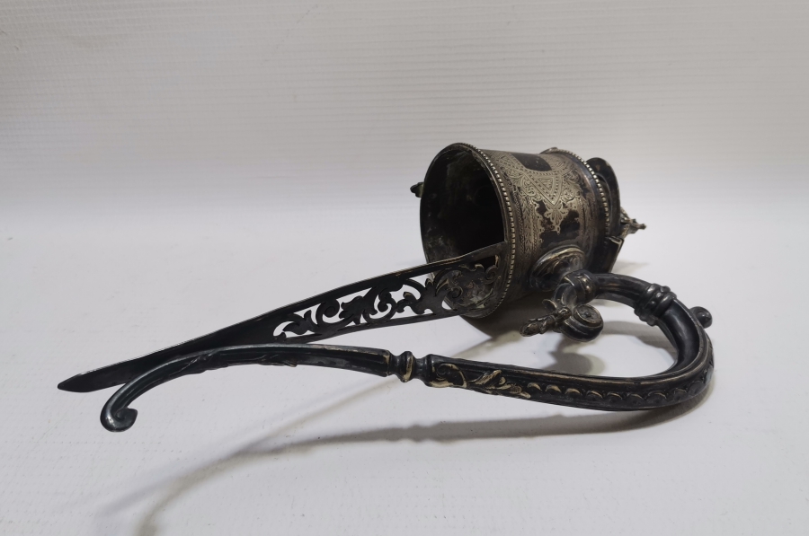 ÜZERİ MELEK FİGÜRLÜ KALEM VE KABARTMA İŞÇİLİKLİ GÜMÜŞ KAPLAMA ANTİKA FRANSIZ SÜRAHİ TUTMACI