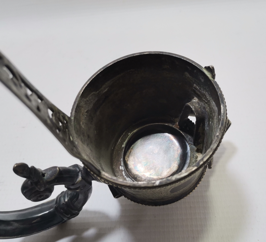 ÜZERİ MELEK FİGÜRLÜ KALEM VE KABARTMA İŞÇİLİKLİ GÜMÜŞ KAPLAMA ANTİKA FRANSIZ SÜRAHİ TUTMACI