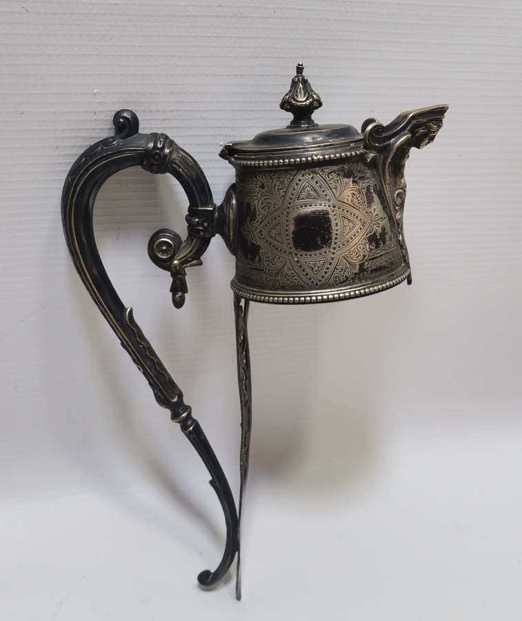 ÜZERİ MELEK FİGÜRLÜ KALEM VE KABARTMA İŞÇİLİKLİ GÜMÜŞ KAPLAMA ANTİKA FRANSIZ SÜRAHİ TUTMACI