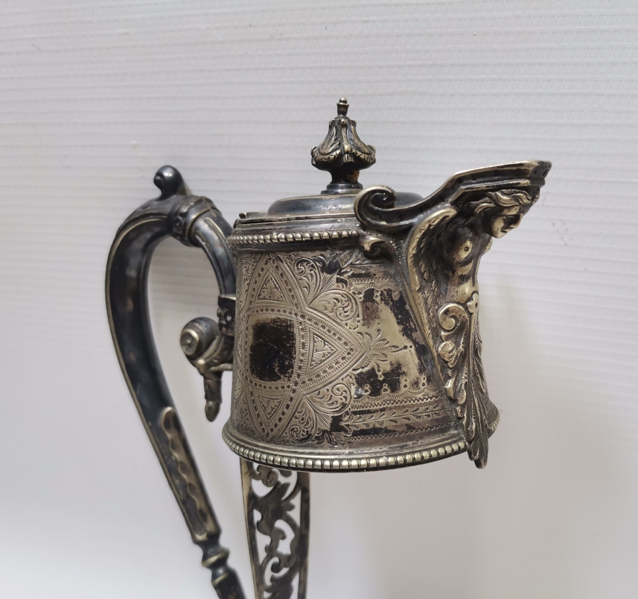 ÜZERİ MELEK FİGÜRLÜ KALEM VE KABARTMA İŞÇİLİKLİ GÜMÜŞ KAPLAMA ANTİKA FRANSIZ SÜRAHİ TUTMACI