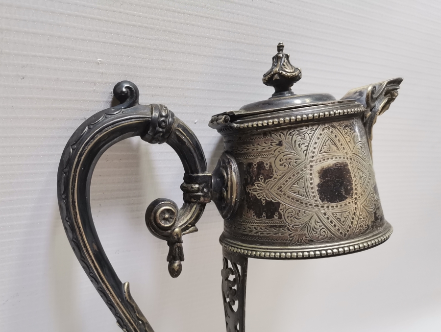 ÜZERİ MELEK FİGÜRLÜ KALEM VE KABARTMA İŞÇİLİKLİ GÜMÜŞ KAPLAMA ANTİKA FRANSIZ SÜRAHİ TUTMACI