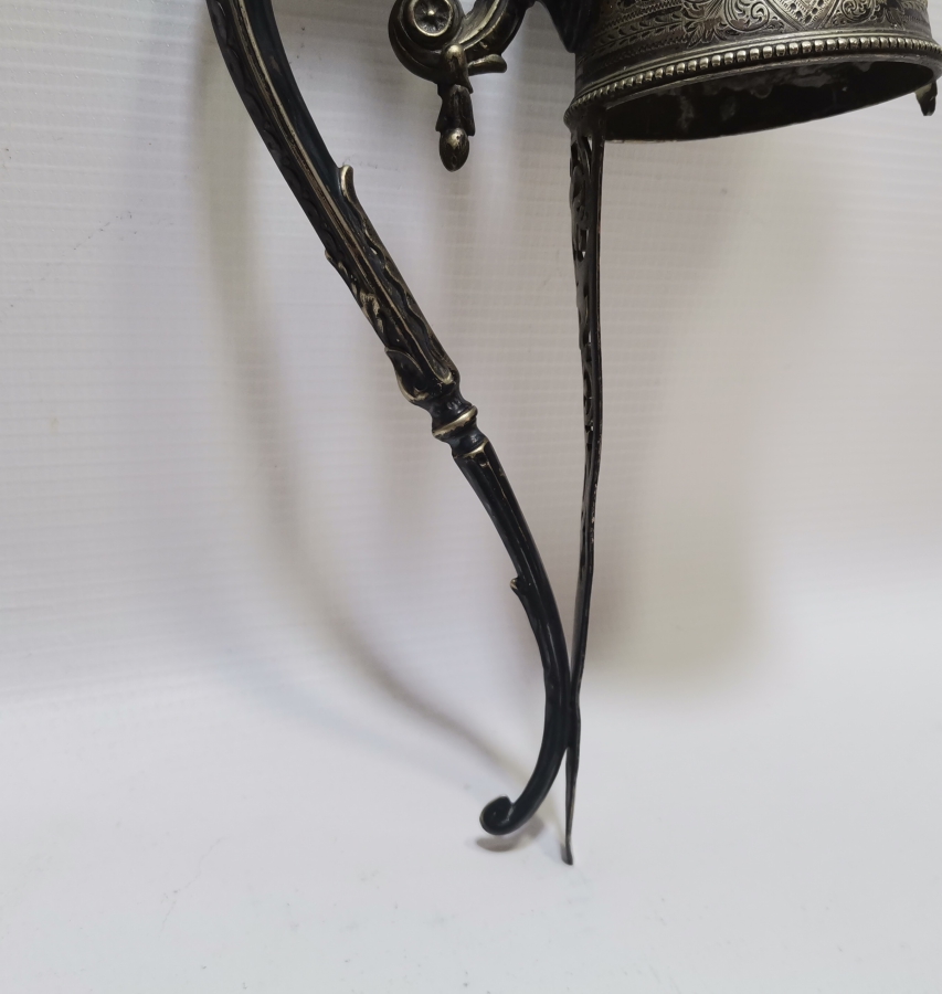 ÜZERİ MELEK FİGÜRLÜ KALEM VE KABARTMA İŞÇİLİKLİ GÜMÜŞ KAPLAMA ANTİKA FRANSIZ SÜRAHİ TUTMACI