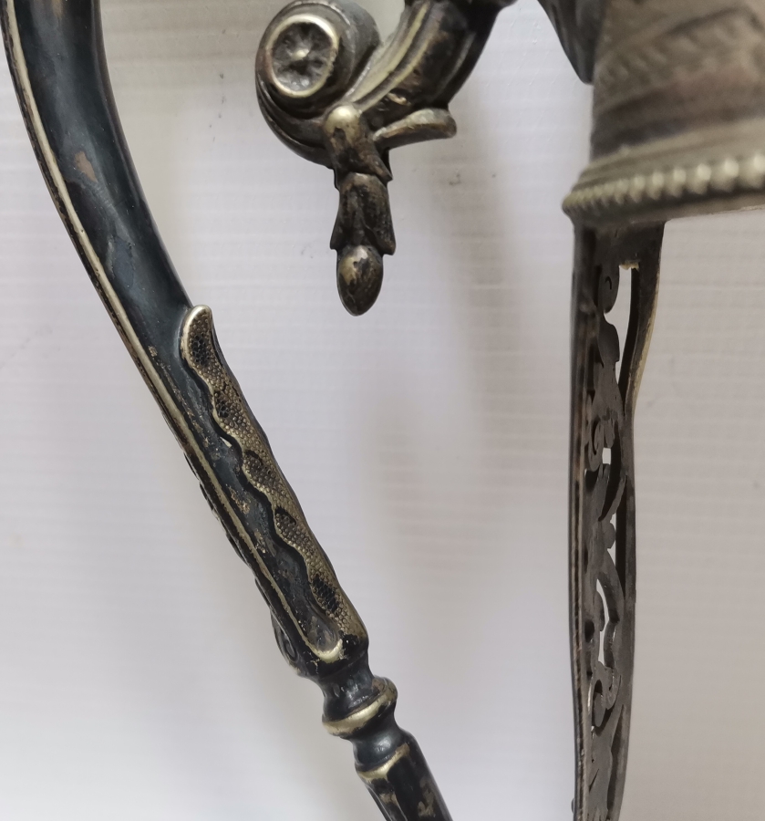 ÜZERİ MELEK FİGÜRLÜ KALEM VE KABARTMA İŞÇİLİKLİ GÜMÜŞ KAPLAMA ANTİKA FRANSIZ SÜRAHİ TUTMACI