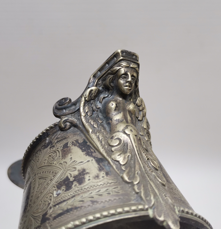 ÜZERİ MELEK FİGÜRLÜ KALEM VE KABARTMA İŞÇİLİKLİ GÜMÜŞ KAPLAMA ANTİKA FRANSIZ SÜRAHİ TUTMACI