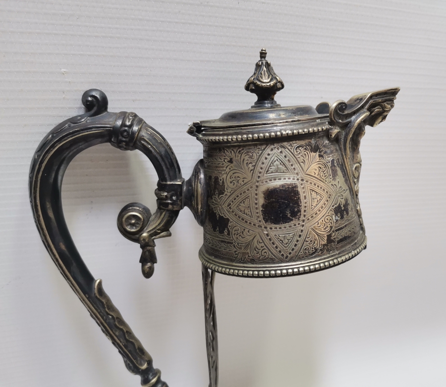 ÜZERİ MELEK FİGÜRLÜ KALEM VE KABARTMA İŞÇİLİKLİ GÜMÜŞ KAPLAMA ANTİKA FRANSIZ SÜRAHİ TUTMACI