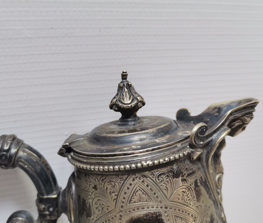 ÜZERİ MELEK FİGÜRLÜ KALEM VE KABARTMA İŞÇİLİKLİ GÜMÜŞ KAPLAMA ANTİKA FRANSIZ SÜRAHİ TUTMACI