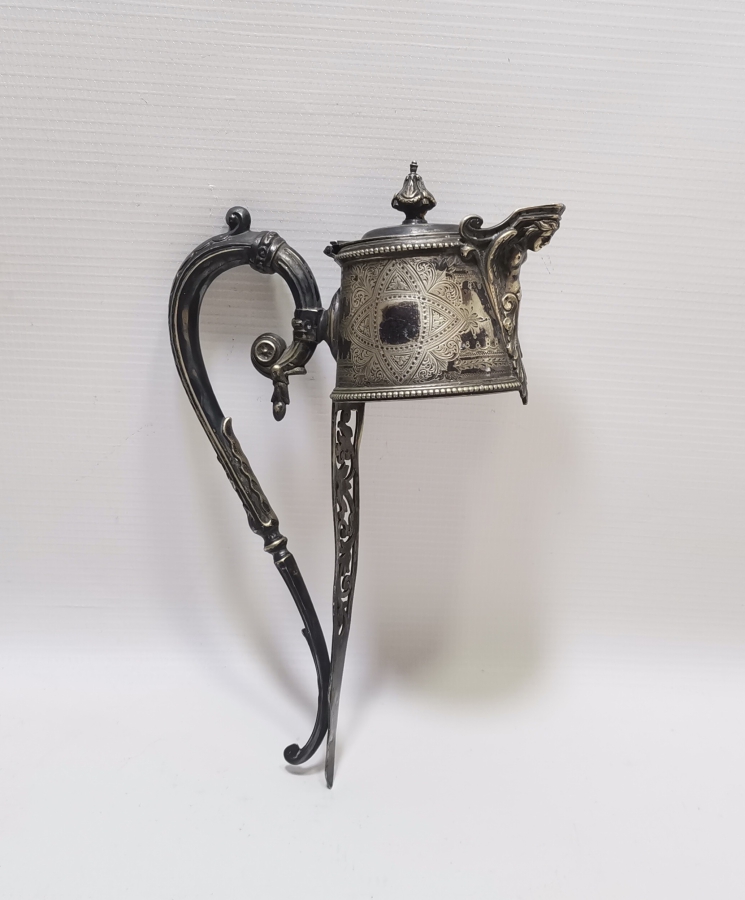 ÜZERİ MELEK FİGÜRLÜ KALEM VE KABARTMA İŞÇİLİKLİ GÜMÜŞ KAPLAMA ANTİKA FRANSIZ SÜRAHİ TUTMACI