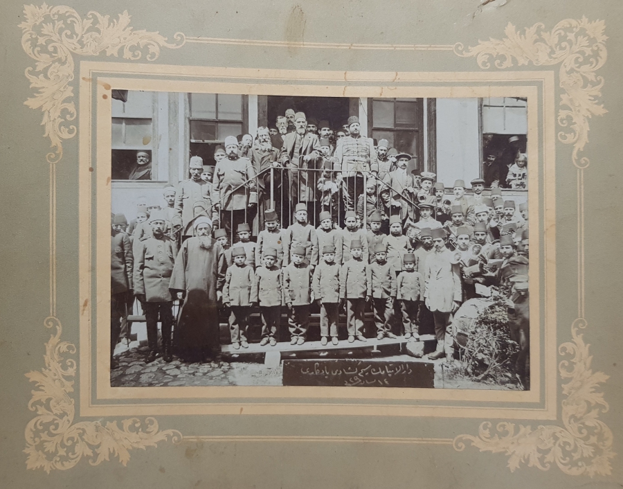 DARULEYTAM ÖĞRENCİLERİYLE ÇEKİLMİŞ OSMANLI DÖNEMİ FOTOĞRAF
