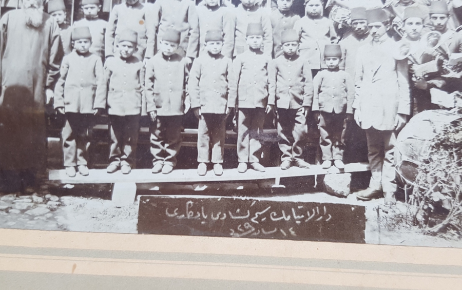 DARULEYTAM ÖĞRENCİLERİYLE ÇEKİLMİŞ OSMANLI DÖNEMİ FOTOĞRAF