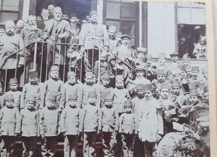 DARULEYTAM ÖĞRENCİLERİYLE ÇEKİLMİŞ OSMANLI DÖNEMİ FOTOĞRAF