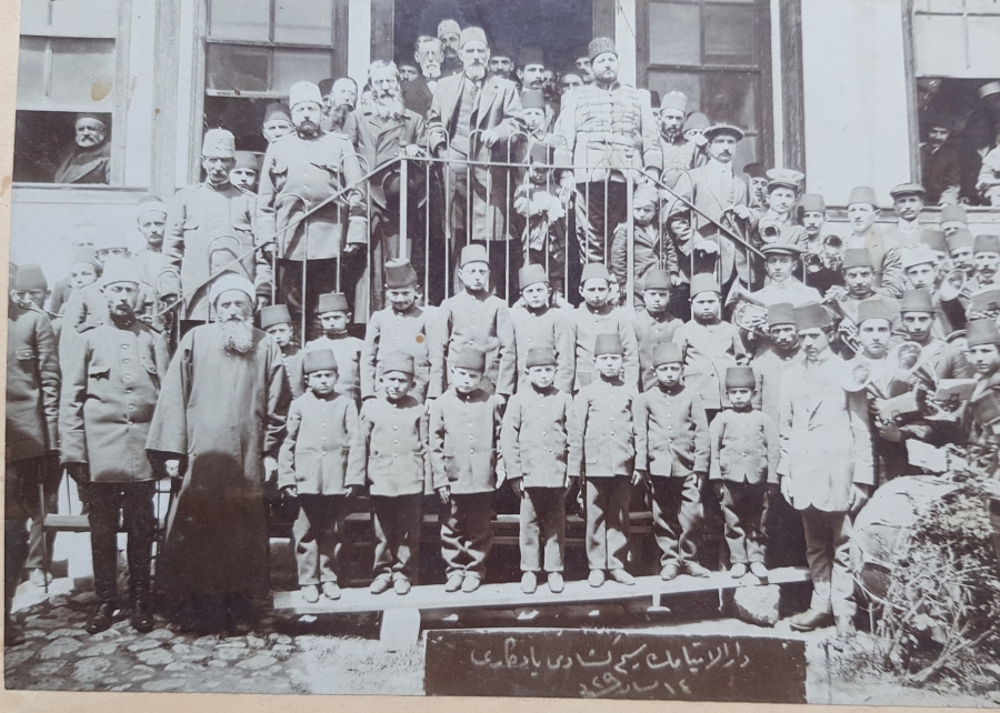 DARULEYTAM ÖĞRENCİLERİYLE ÇEKİLMİŞ OSMANLI DÖNEMİ FOTOĞRAF