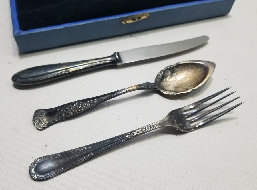 ORİJİNAL KUTUSUNDA ANTİKA GÜMÜŞ ÇATAL-KAŞIK-BIÇAK TAKIMI