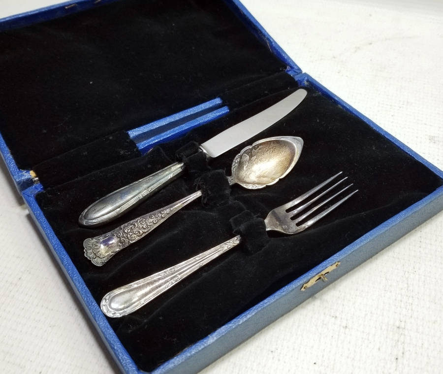 ORİJİNAL KUTUSUNDA ANTİKA GÜMÜŞ ÇATAL-KAŞIK-BIÇAK TAKIMI