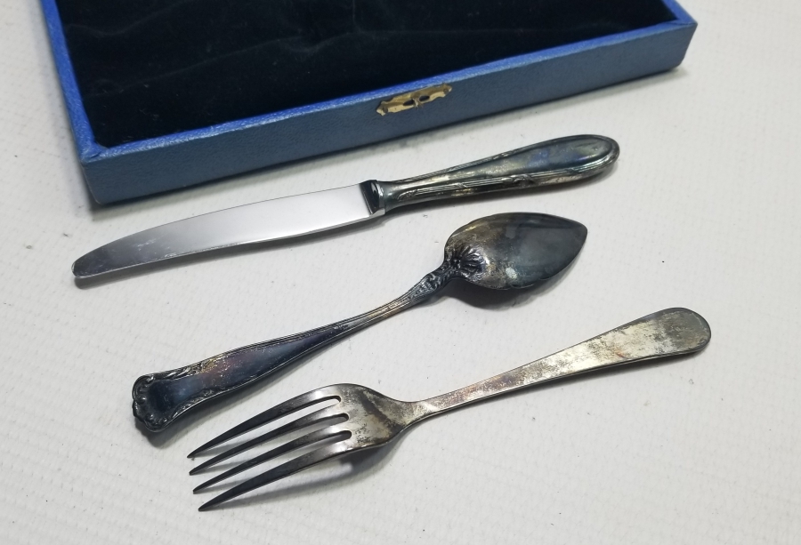 ORİJİNAL KUTUSUNDA ANTİKA GÜMÜŞ ÇATAL-KAŞIK-BIÇAK TAKIMI