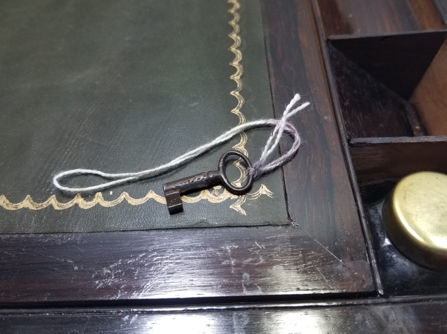 ÜZERİ SEDEF ÇAKMA İŞÇİLİKLİ ORİJİNAL ANAHTARIYLA ÇOK NADİR OSMANLI HATTAT SEYAHAT SANDIĞI