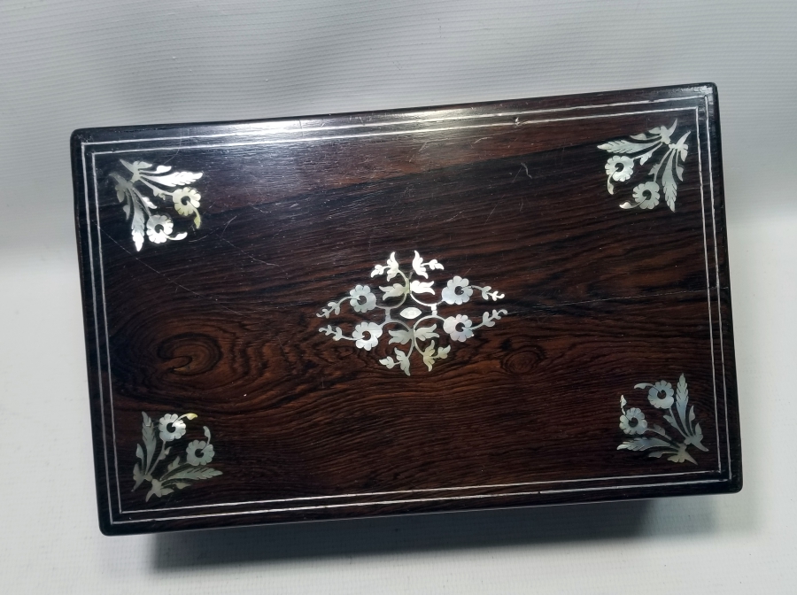 ÜZERİ SEDEF ÇAKMA İŞÇİLİKLİ ORİJİNAL ANAHTARIYLA ÇOK NADİR OSMANLI HATTAT SEYAHAT SANDIĞI