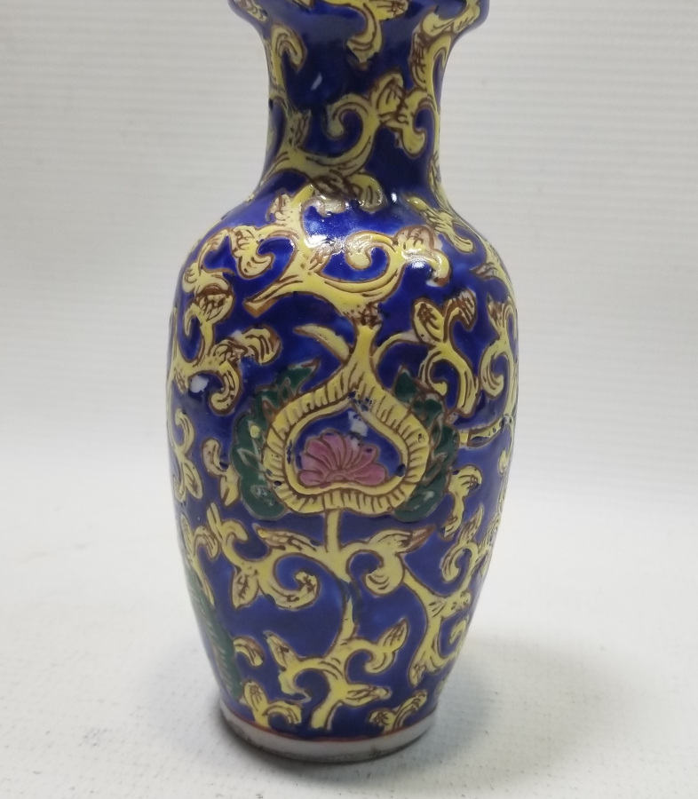 1850LERDEN KABARTMA BOYALI NADİR ÇİN PORSELEN VAZO