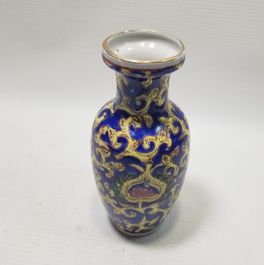 1850LERDEN KABARTMA BOYALI NADİR ÇİN PORSELEN VAZO