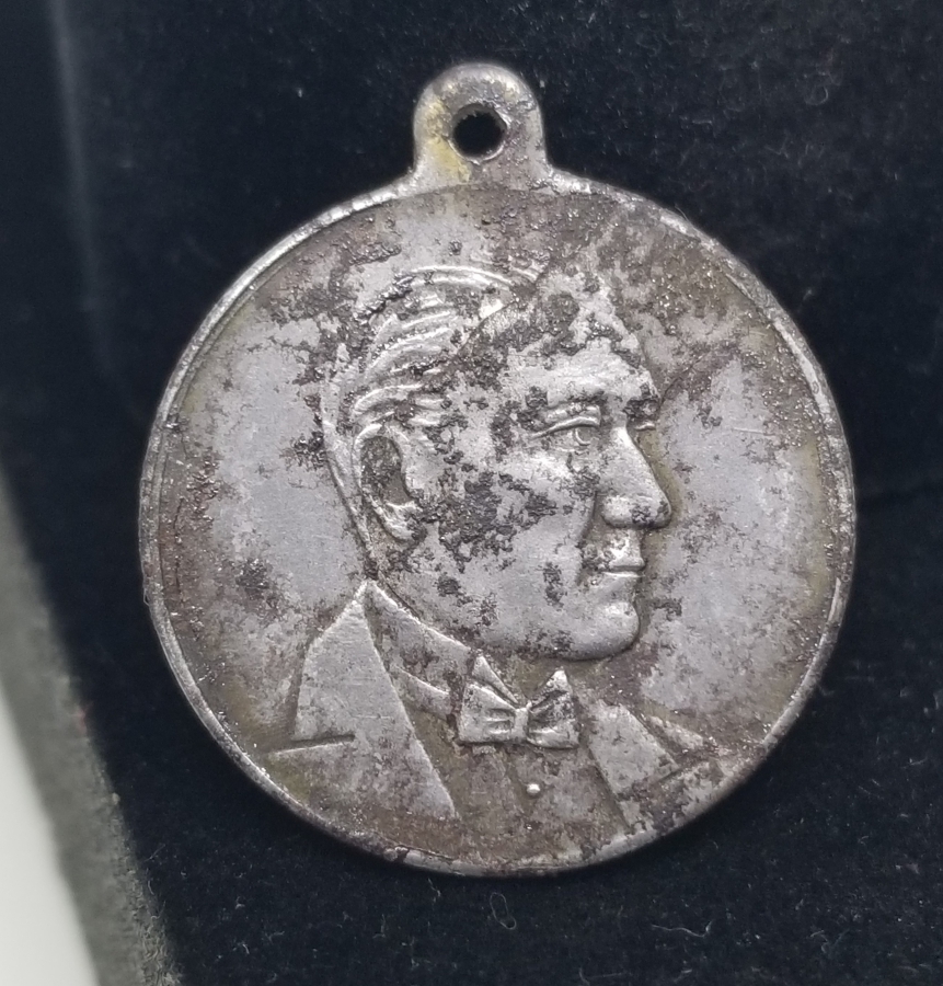 ÜZERİ AY YILDIZLI ANTİKA ATATÜRK MADALYON