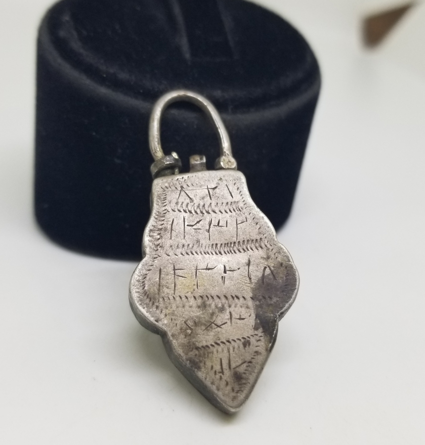 KİLİT FORMUNDA YAPILMIŞ OSMANLI DÖNEMİ ÜZERİ EBCEDLİ ÇOK NADİR GÜMÜŞ MUHABBET TILSIMI