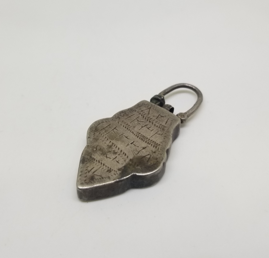 KİLİT FORMUNDA YAPILMIŞ OSMANLI DÖNEMİ ÜZERİ EBCEDLİ ÇOK NADİR GÜMÜŞ MUHABBET TILSIMI