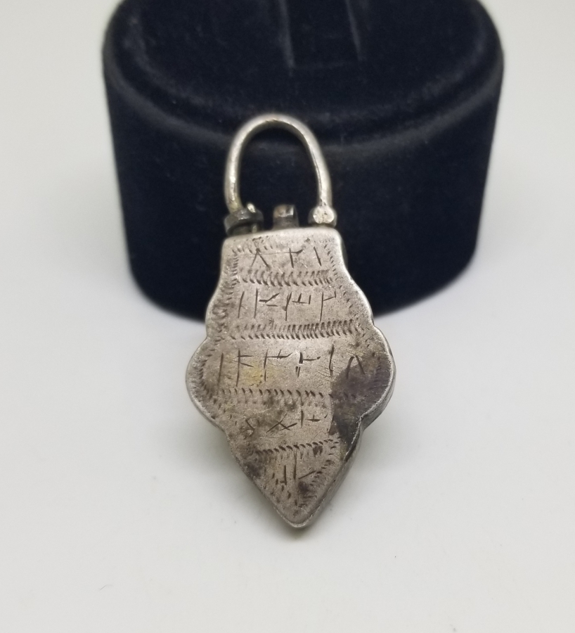 KİLİT FORMUNDA YAPILMIŞ OSMANLI DÖNEMİ ÜZERİ EBCEDLİ ÇOK NADİR GÜMÜŞ MUHABBET TILSIMI