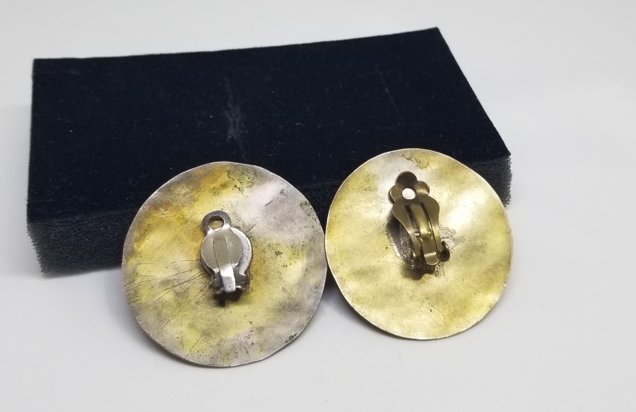 ÜZERİ DOĞAL TAŞLI VE KABARTMA İŞÇİLİKLİ EL YAPIMI OSMANLI DÖNEMİ ERMENİ KÜPE