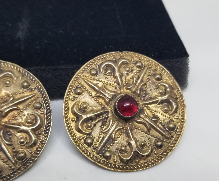 ÜZERİ DOĞAL TAŞLI VE KABARTMA İŞÇİLİKLİ EL YAPIMI OSMANLI DÖNEMİ ERMENİ KÜPE