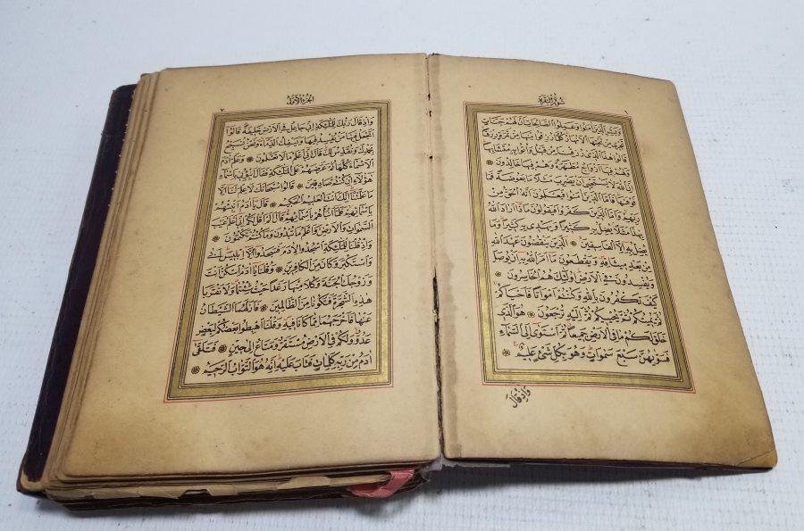 SARAY MATBAASINDA BASILMIŞ ABDÜLHAMİD HAN'IN ÖZEL KÜTÜPHANESİNE AİT ALTIN VARAKLI NADİR KUR'AN-I KERİM