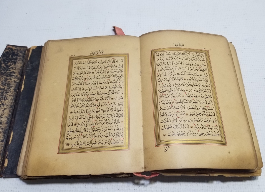 SARAY MATBAASINDA BASILMIŞ ABDÜLHAMİD HAN'IN ÖZEL KÜTÜPHANESİNE AİT ALTIN VARAKLI NADİR KUR'AN-I KERİM