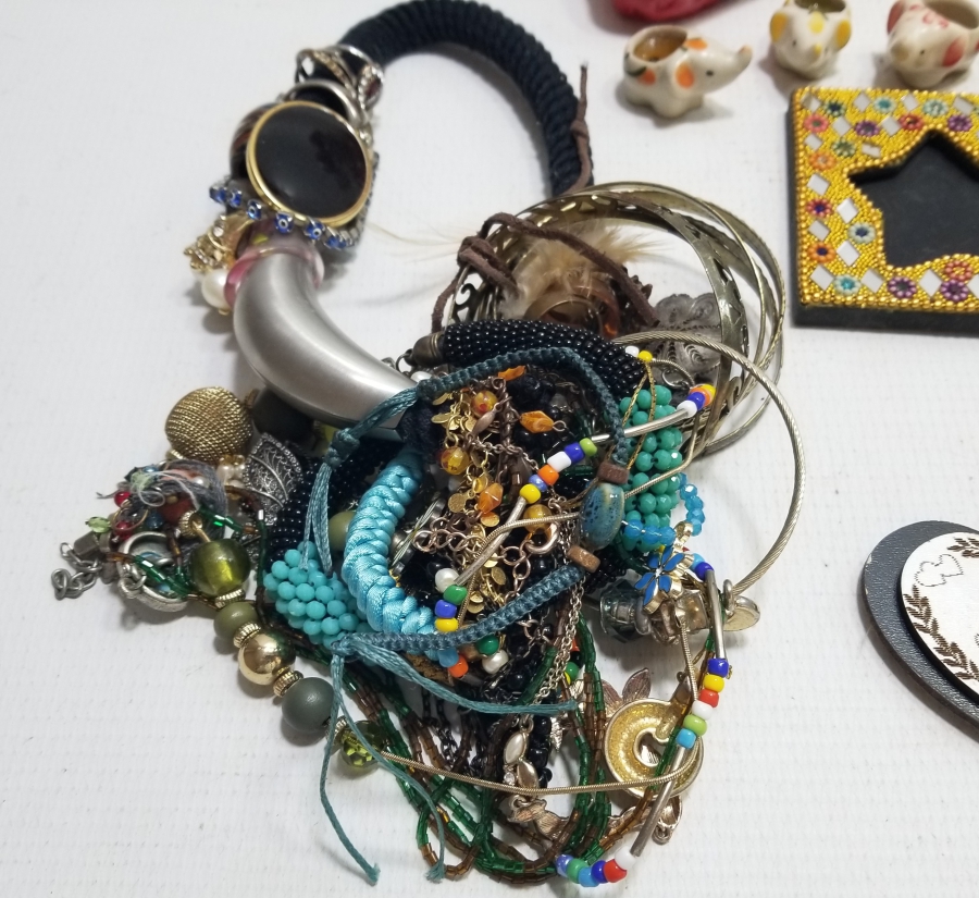 DEKORATİF OBJE VE TAKILARDAN OLUŞAN LOT