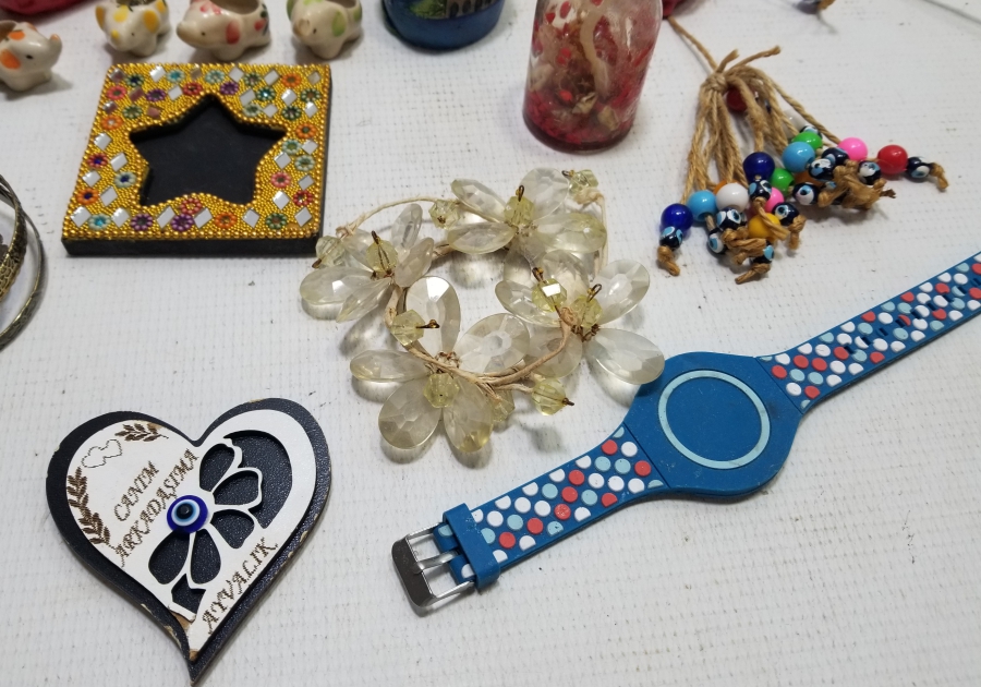 DEKORATİF OBJE VE TAKILARDAN OLUŞAN LOT