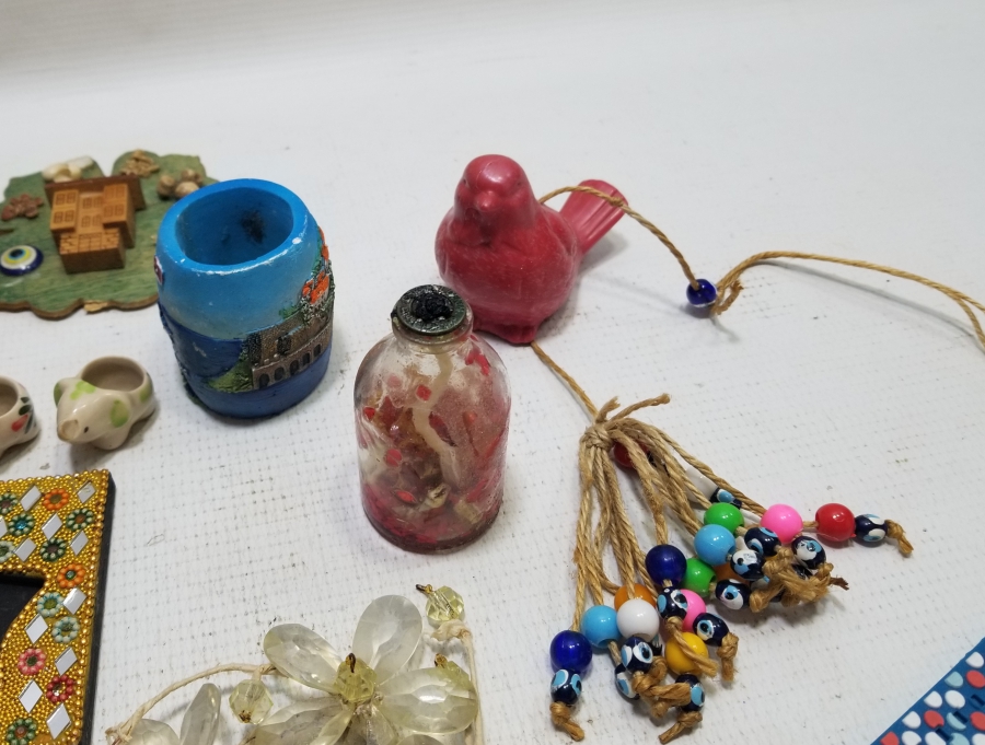 DEKORATİF OBJE VE TAKILARDAN OLUŞAN LOT