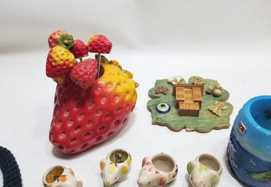 DEKORATİF OBJE VE TAKILARDAN OLUŞAN LOT