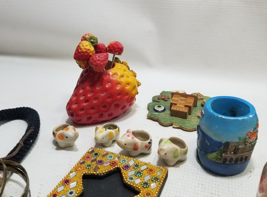 DEKORATİF OBJE VE TAKILARDAN OLUŞAN LOT