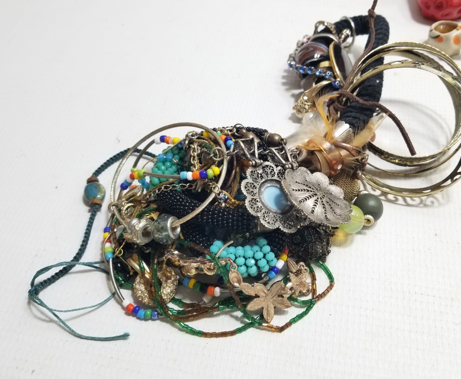 DEKORATİF OBJE VE TAKILARDAN OLUŞAN LOT